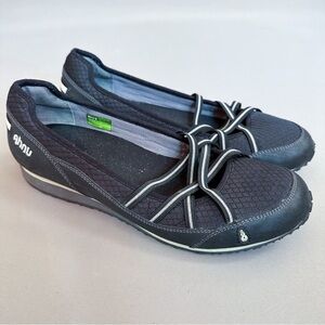 AHNU black gray elastic slip on flats, women’s 9.5.